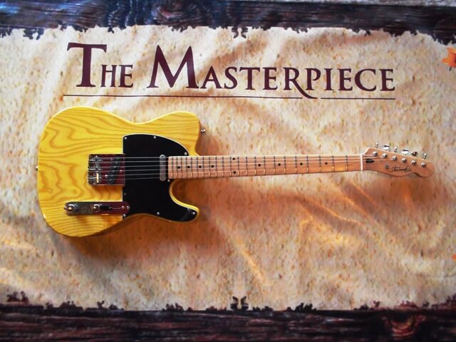 Gitar custom stranough dengan desain mirip gitar fender america