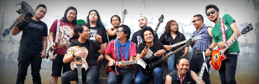 Gitaris Indonesia yang memakai gitar buatan Indonesia RADIX